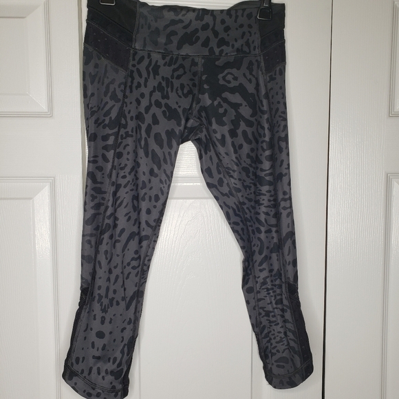 Lululemon Just Breathe Crop Animal Swirl Deep Coal Light / Black size 6. - Picture 5 of 12